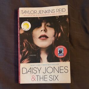 Daisy Jones & The Six by Taylor Jenkins Reid - Paperback